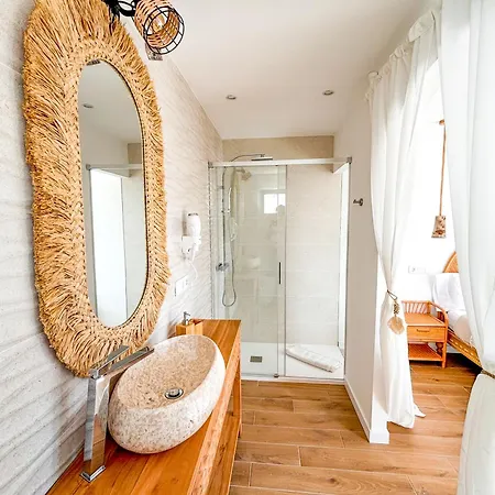 Chakra House Fuerteventura - Private In A Shared Boutique 게스트하우스 *